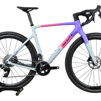 Vélo de gravel Scott Addict Gravel 20 2026 de Loop Sports avec cadre dégradé violet et rose sur fond blanc