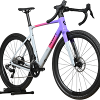 Vélo de gravel Scott Addict Gravel 20 2026 de Loop Sports avec cadre dégradé violet et gris sur support en bois