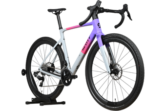 Vélo de gravel Scott Addict Gravel 20 2026 de Loop Sports avec cadre dégradé violet et gris sur support en bois