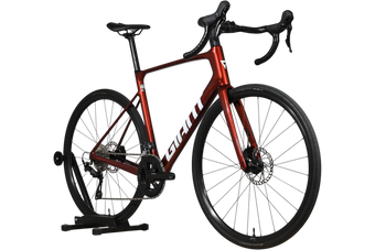Vélo de route Giant Defy Advanced 2 2025 rouge métallique chez Loop Sports sur support en bois