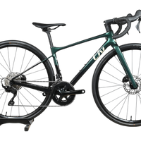 Vélo de route Giant Liv Avail Advanced 2 2025 vert foncé chez Loop Sports sur un support en bois