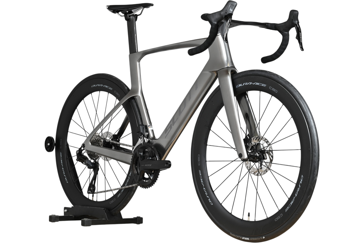 Vélo de route Loop Sports Scott Foil RC Ultimate gris en carbone avec roues aérodynamiques et groupe Shimano 105