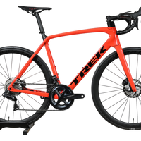 Vélo de route Trek Emonda SL 7 2021 rouge vif avec cadre en carbone, disponible chez Loop Sports