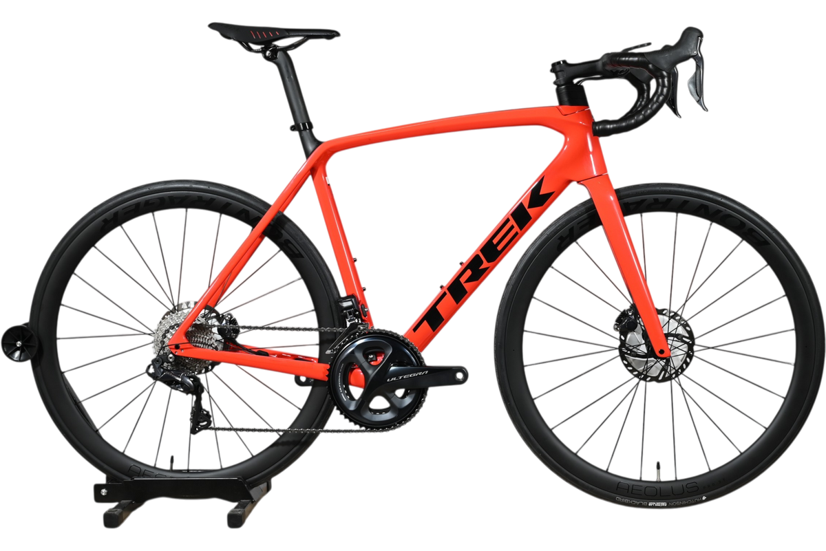 Vélo de route Trek Emonda SL 7 2021 rouge vif avec cadre en carbone, disponible chez Loop Sports