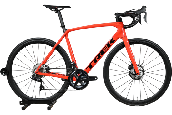 Vélo de route Trek Emonda SL 7 2021 rouge vif avec cadre en carbone, disponible chez Loop Sports