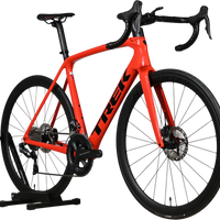 Vélo de route Trek Emonda SL 7 2021 rouge vif avec cadre en carbone, disponible chez Loop Sports