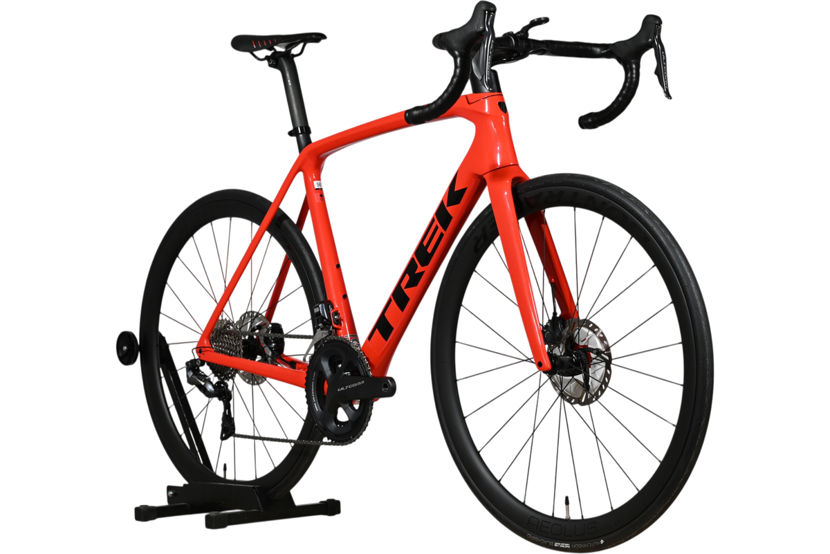 Vélo de route Trek Emonda SL 7 2021 rouge vif avec cadre en carbone, disponible chez Loop Sports