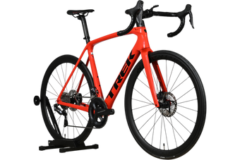 Vélo de route Trek Emonda SL 7 2021 rouge vif avec cadre en carbone, disponible chez Loop Sports