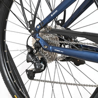 Gros plan sur la roue arrière et le dérailleur Shimano Deore du vélo électrique Loop Sports Velodeville AEB890 bleu