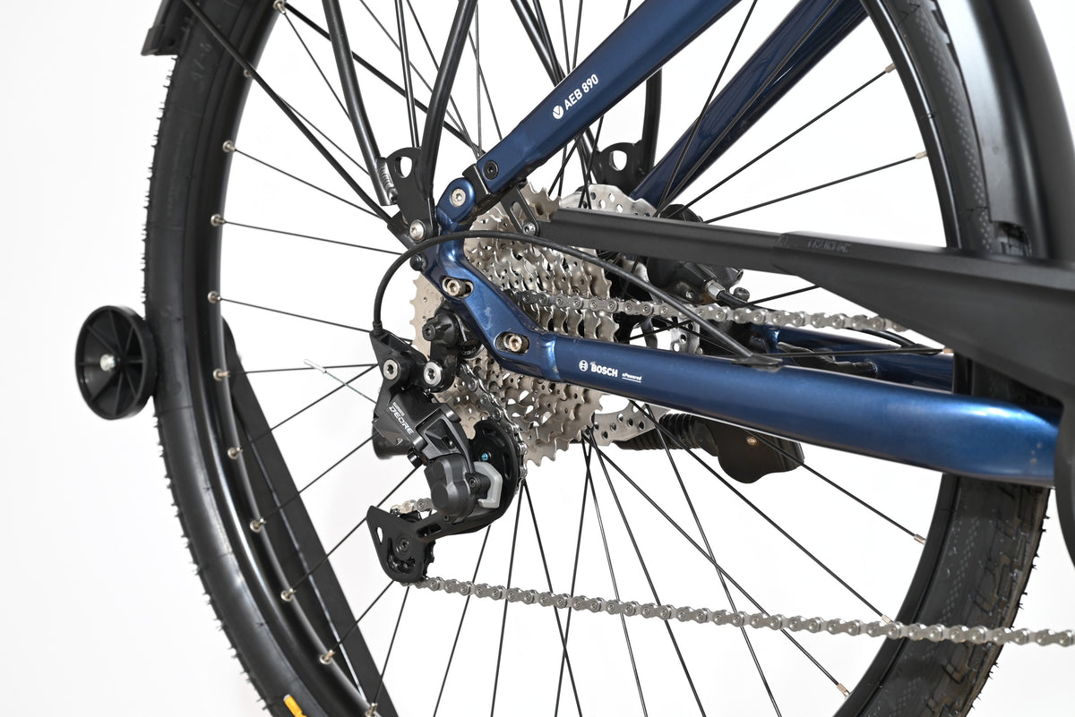 Gros plan sur la roue arrière et le dérailleur Shimano Deore du vélo électrique Loop Sports Velodeville AEB890 bleu