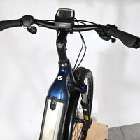 Vue rapprochée du guidon et de l'écran Bosch d'un vélo électrique bleu Loop Sports Velodeville AEB890