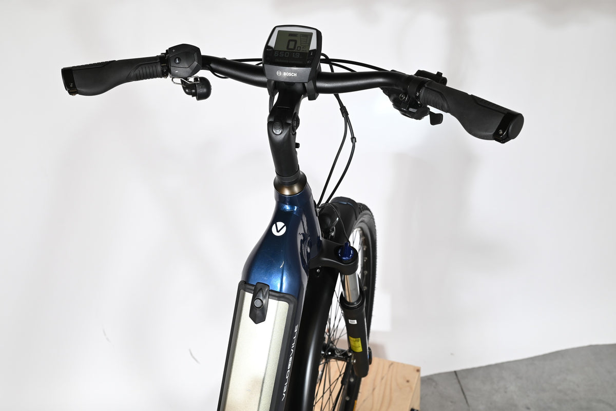 Vue rapprochée du guidon et de l'écran Bosch d'un vélo électrique bleu Loop Sports Velodeville AEB890