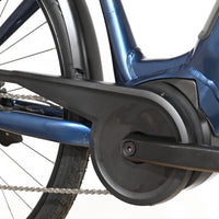 Gros plan sur le moteur électrique Bosch et le pédalier d'un vélo électrique bleu Loop Sports Velodeville AEB890