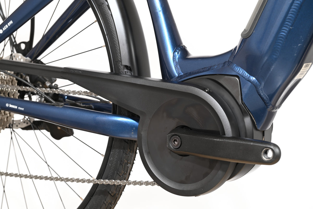 Gros plan sur le moteur électrique Bosch et le pédalier d'un vélo électrique bleu Loop Sports Velodeville AEB890