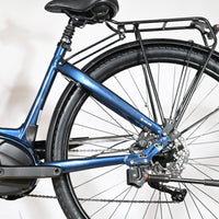 Vue latérale du cadre bleu du vélo électrique Loop Sports Velodeville AEB890 avec moteur Bosch Performance Line