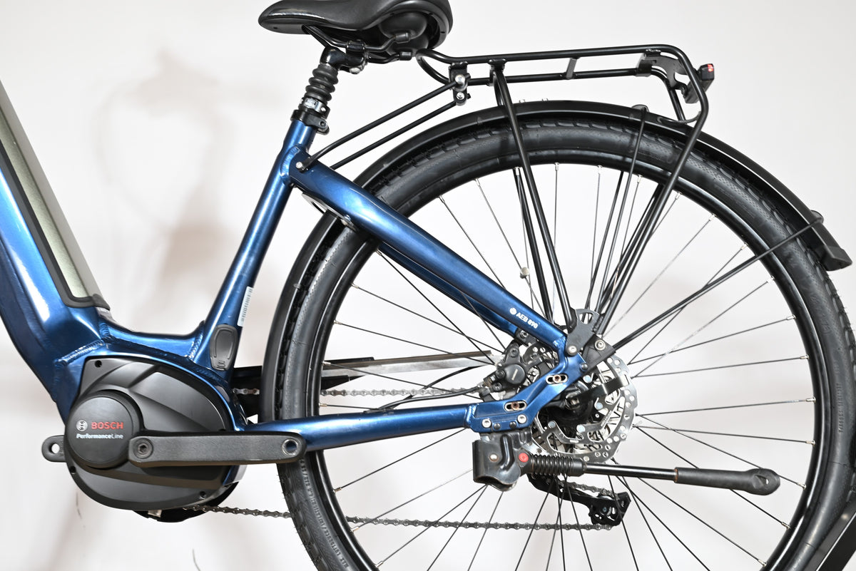 Vue latérale du cadre bleu du vélo électrique Loop Sports Velodeville AEB890 avec moteur Bosch Performance Line