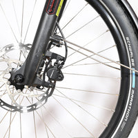 Gros plan sur le frein à disque hydraulique Tektro et la roue avant du vélo électrique Victoria E-Trekking 8.8 Loop Sports
