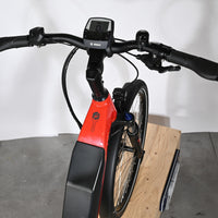 Vue de dessus du guidon et de l'écran Bosch d'un vélo électrique Victoria E-Trekking 8.8 de Loop Sports
