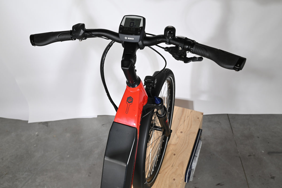 Vue de dessus du guidon et de l'écran Bosch d'un vélo électrique Victoria E-Trekking 8.8 de Loop Sports