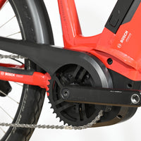 Gros plan sur le moteur Bosch et le pédalier du vélo électrique Victoria E-Trekking 8.8 de Loop Sports