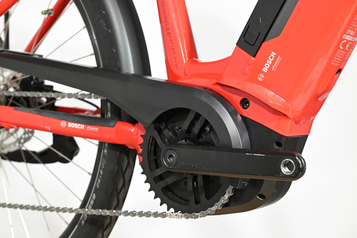 Gros plan sur le moteur Bosch et le pédalier du vélo électrique Victoria E-Trekking 8.8 de Loop Sports