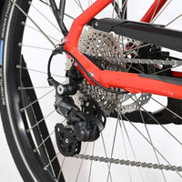 Transmission arrière Shimano Deore d'un vélo électrique rouge Victoria E-Trekking 8.8 de Loop Sports