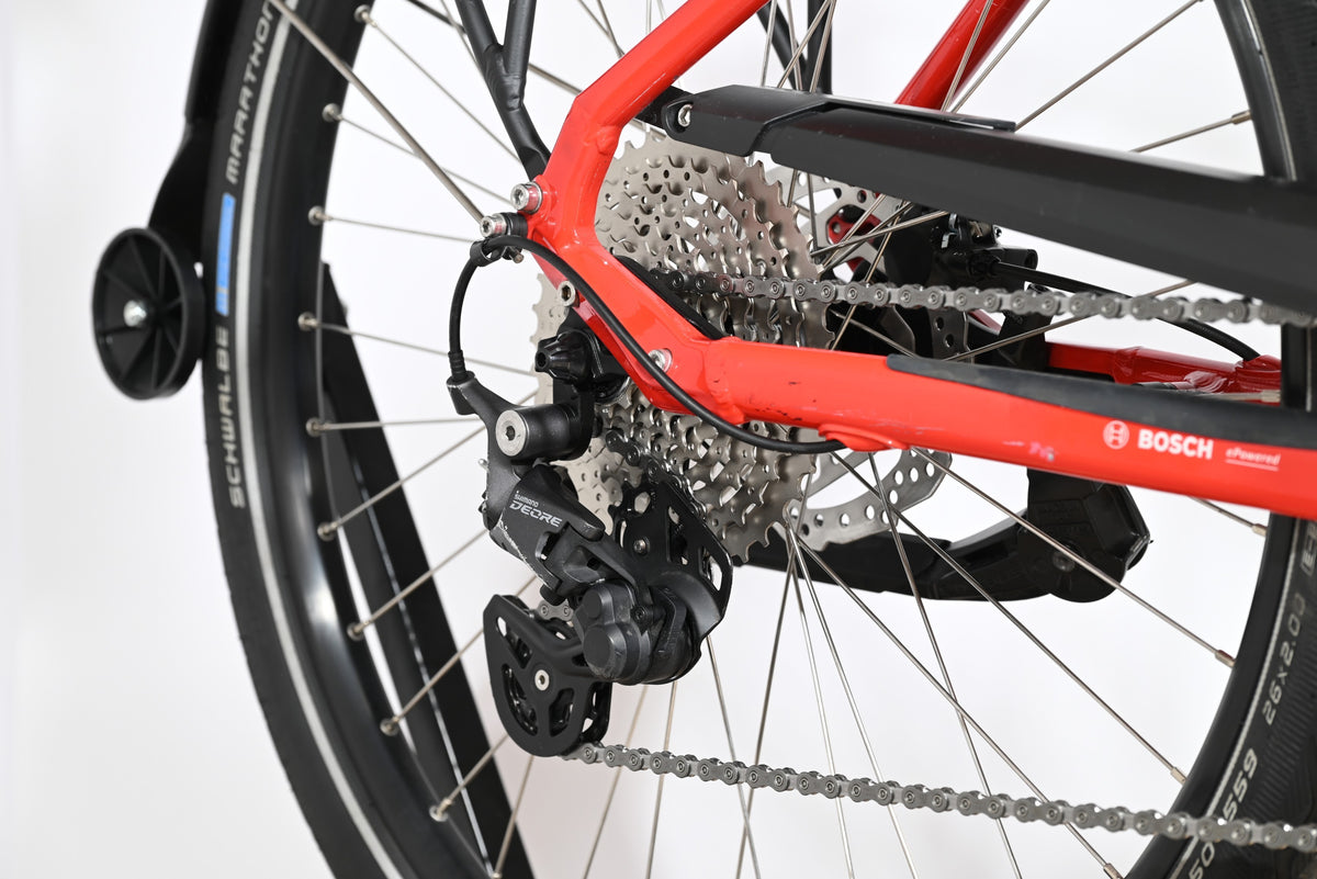 Transmission arrière Shimano Deore d'un vélo électrique rouge Victoria E-Trekking 8.8 de Loop Sports