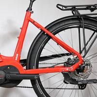 Gros plan sur le cadre rouge et la roue arrière du vélo électrique Victoria E-Trekking 8.8 de Loop Sports