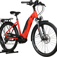 Vélo électrique de trekking rouge Victoria E-Trekking 8.8 de Loop Sports avec cadre bas et moteur Bosch
