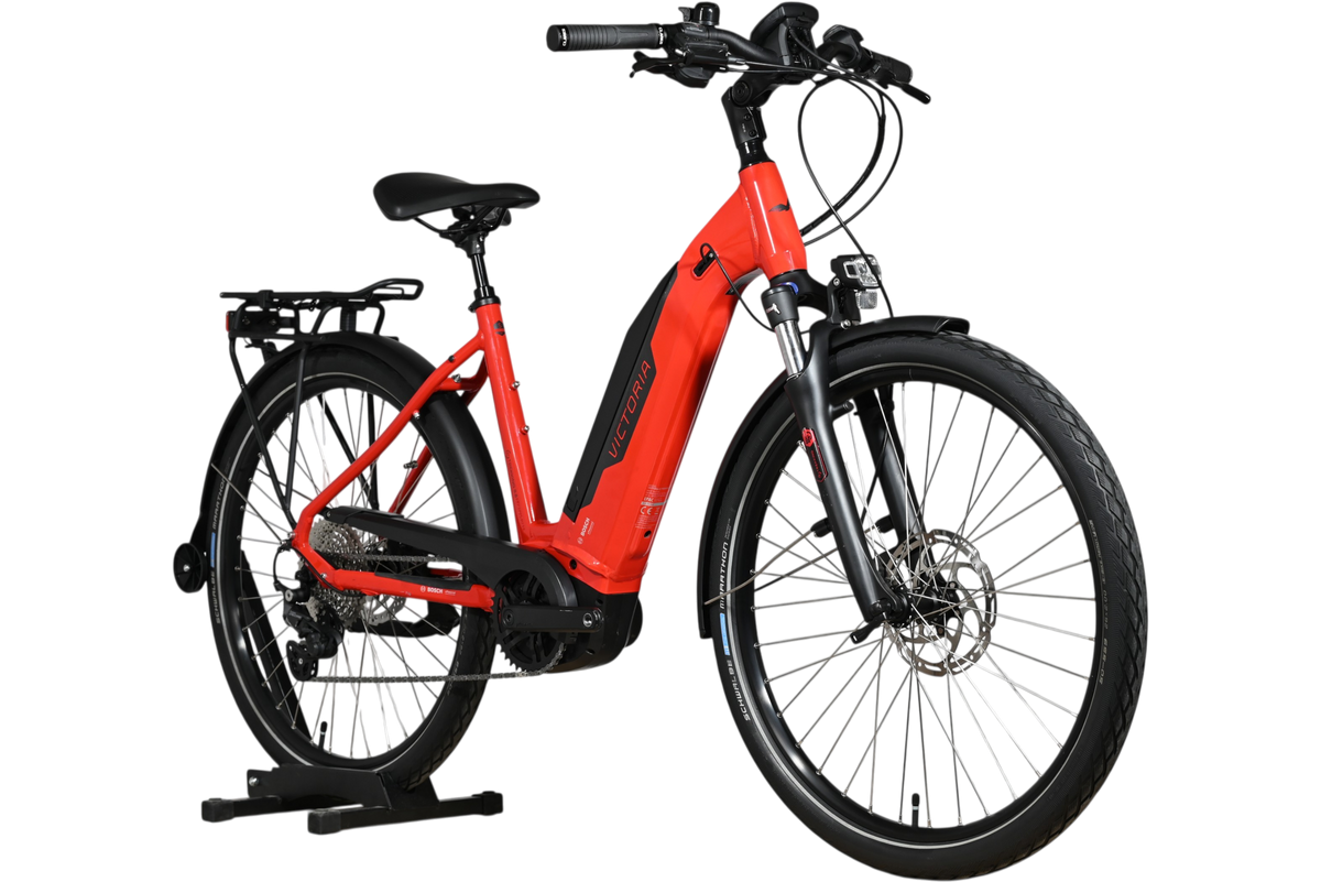 Vélo électrique de trekking rouge Victoria E-Trekking 8.8 de Loop Sports avec cadre bas et moteur Bosch