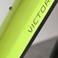 Gros plan sur le cadre vert lime d'un vélo électrique Victoria eManufaktur 11.7 chez Loop Sports avec rayures