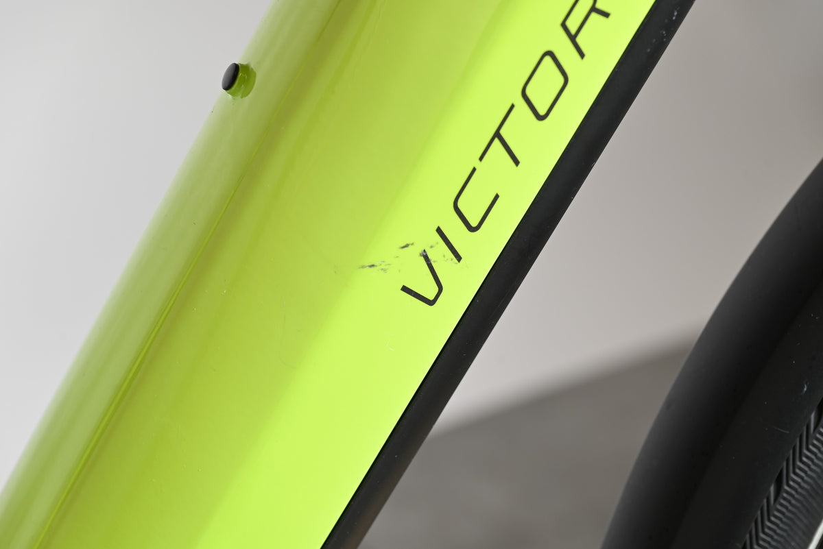 Gros plan sur le cadre vert lime d'un vélo électrique Victoria eManufaktur 11.7 chez Loop Sports avec rayures
