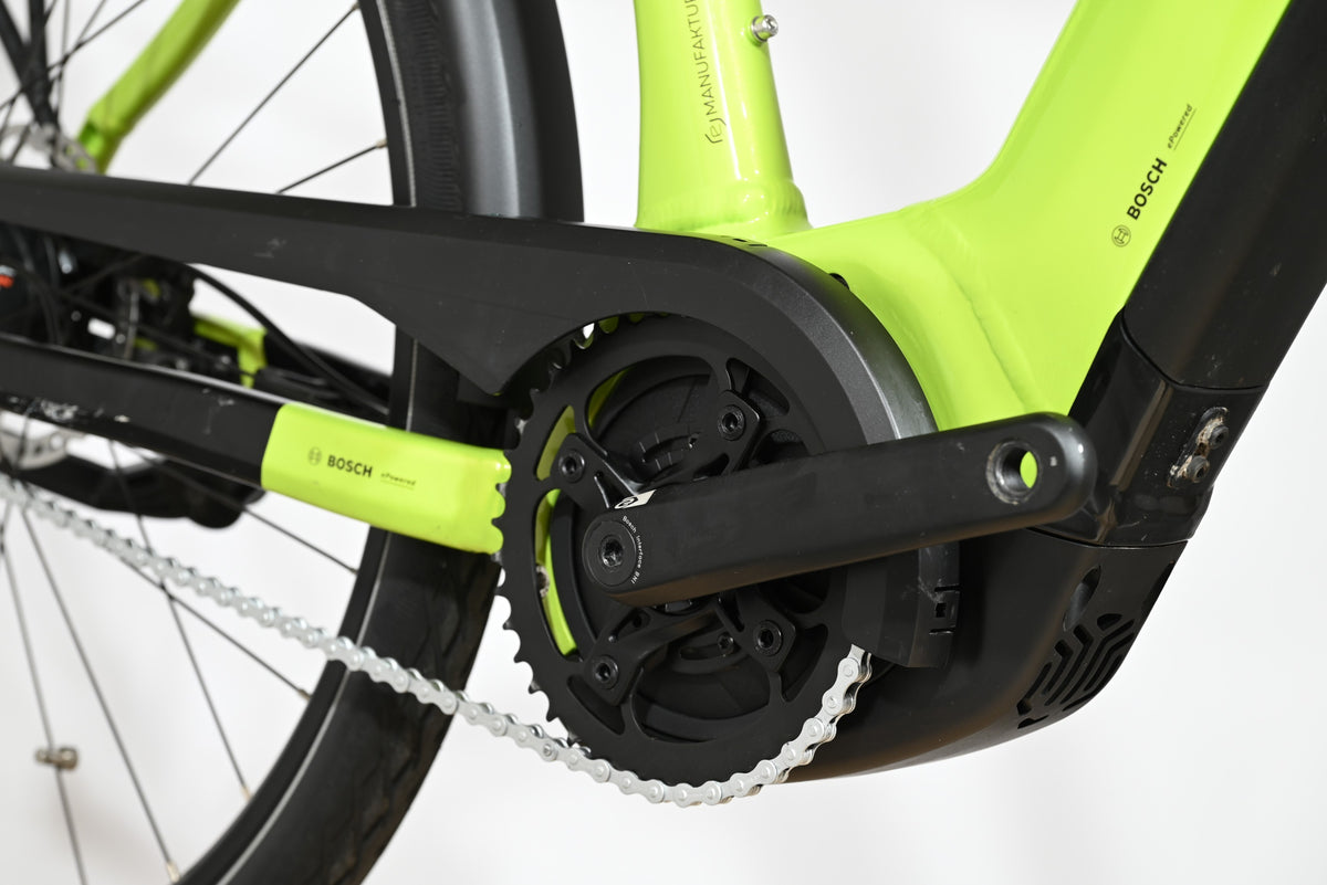 Gros plan sur le moteur Bosch et le pédalier du vélo électrique Victoria eManufaktur 11.7 vert lime de Loop Sports