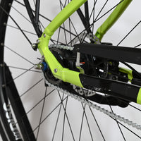 Gros plan sur la roue arrière et le cadre vert citron du vélo électrique Loop Sports Victoria eManufaktur 11.7