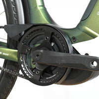 Gros plan sur le pédalier et le moteur Bosch d'un vélo électrique Loop Sports Victoria Manoc 5 vert métallisé
