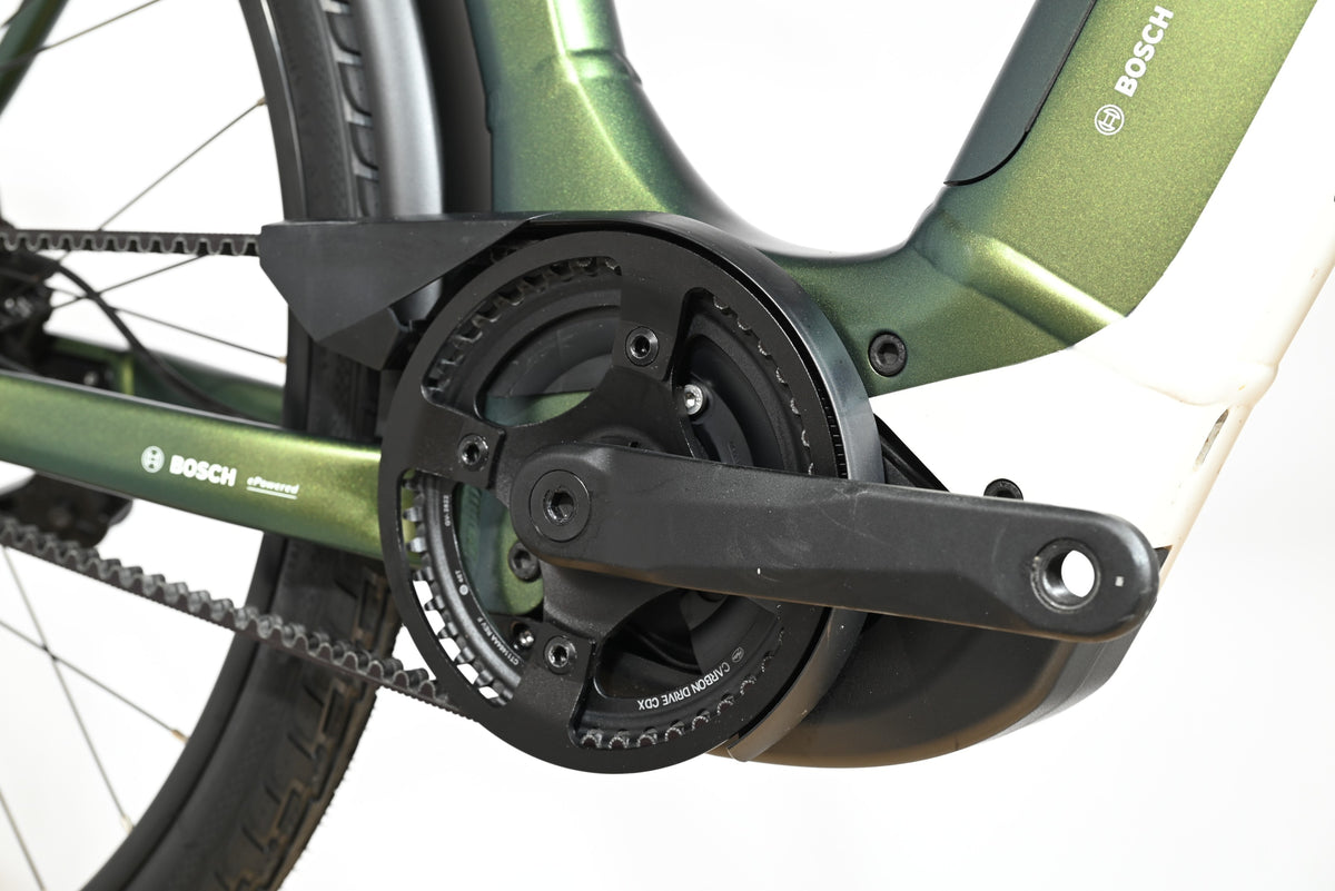 Gros plan sur le pédalier et le moteur Bosch d'un vélo électrique Loop Sports Victoria Manoc 5 vert métallisé