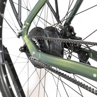 Gros plan sur la transmission par courroie et le moteur Bosch du vélo électrique Loop Sports Victoria Manoc 5 vert