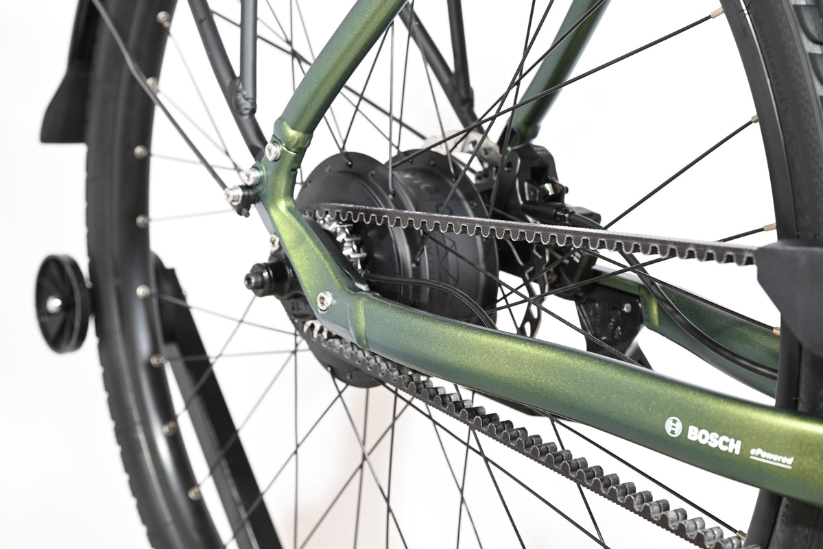 Gros plan sur la transmission par courroie et le moteur Bosch du vélo électrique Loop Sports Victoria Manoc 5 vert