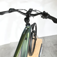Vue plongeante sur le guidon et le cadre vert métallisé du vélo électrique Loop Sports Victoria Manoc 5 2025