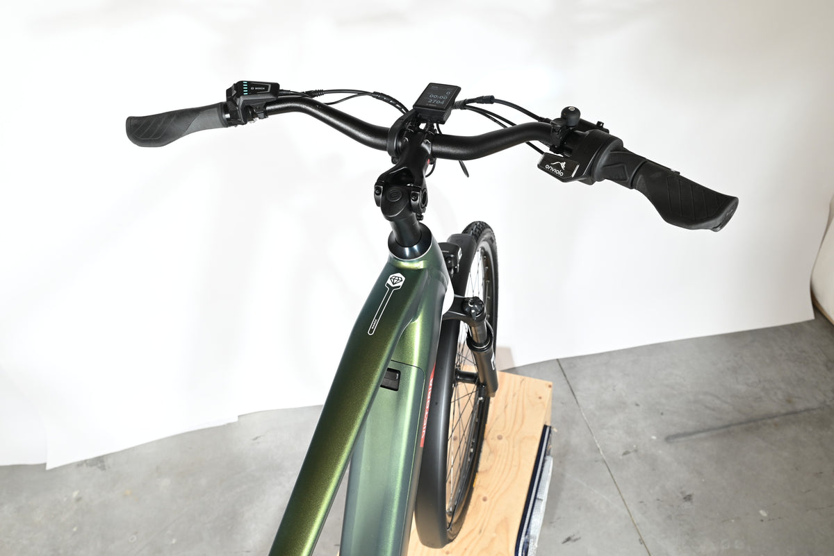 Vue plongeante sur le guidon et le cadre vert métallisé du vélo électrique Loop Sports Victoria Manoc 5 2025