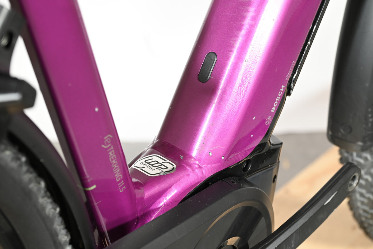 Gros plan sur le cadre violet brillant d'un vélo électrique Loop Sports Victoria Trekking 11.5 avec moteur Bosch