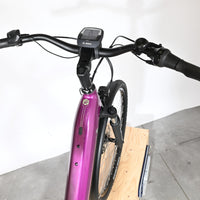 Vue rapprochée du guidon et du cadre violet du vélo électrique Victoria Trekking 11.5 de Loop Sports