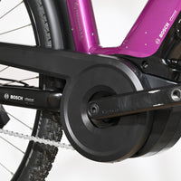 Gros plan sur le moteur Bosch ePowered et le cadre violet du vélo électrique Loop Sports Victoria Trekking 11.5