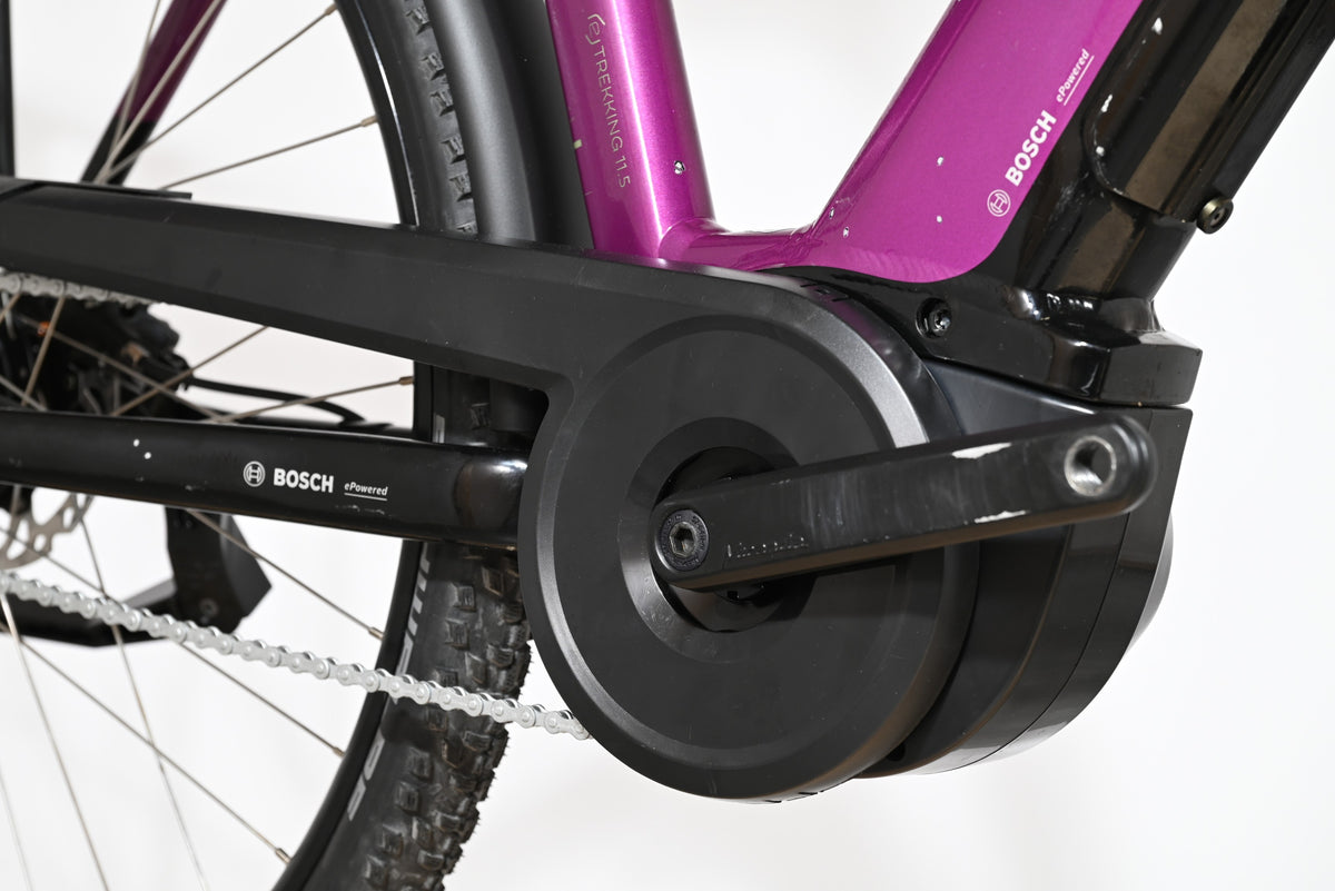 Gros plan sur le moteur Bosch ePowered et le cadre violet du vélo électrique Loop Sports Victoria Trekking 11.5