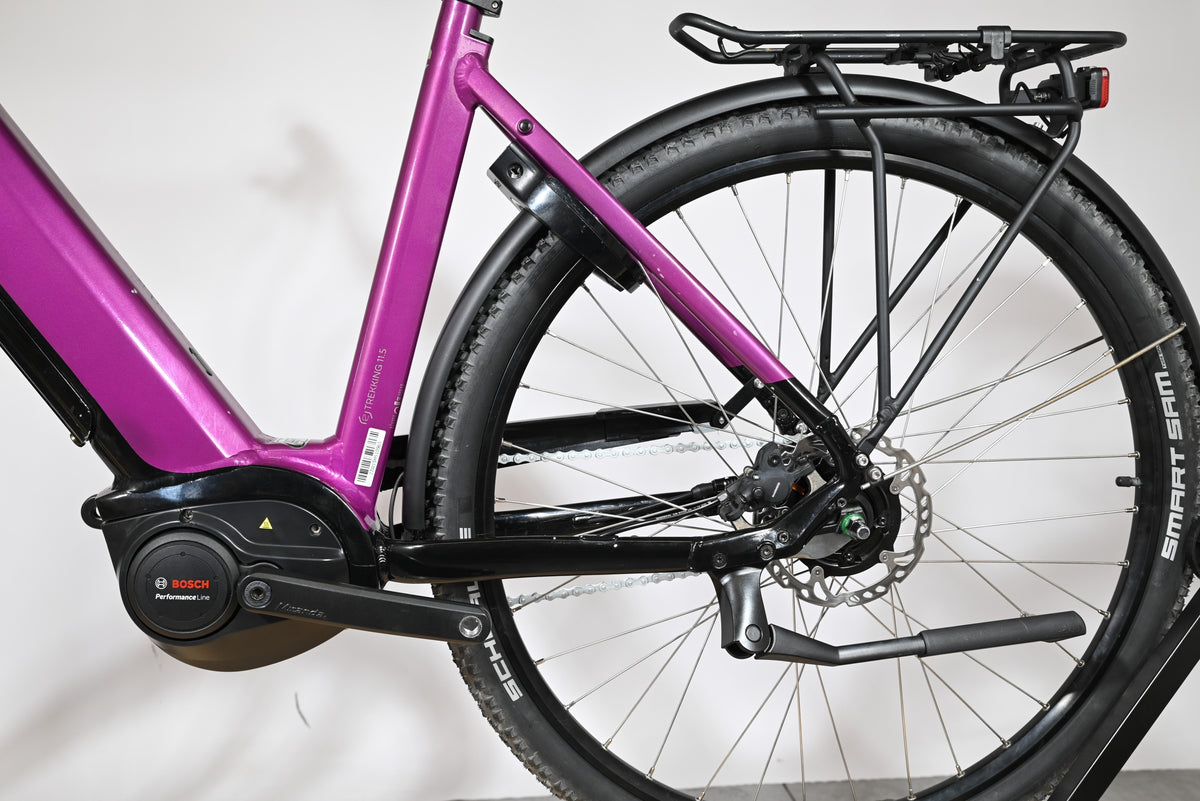 Vélo électrique Loop Sports Victoria Trekking 11.5 violet avec moteur Bosch et porte-bagages arrière