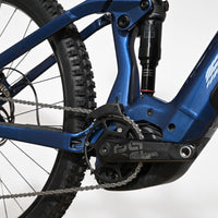 Cadre de VTT électrique bleu Loop Sports Sunn Charger S1 avec amortisseur arrière RockShox et pédalier e13