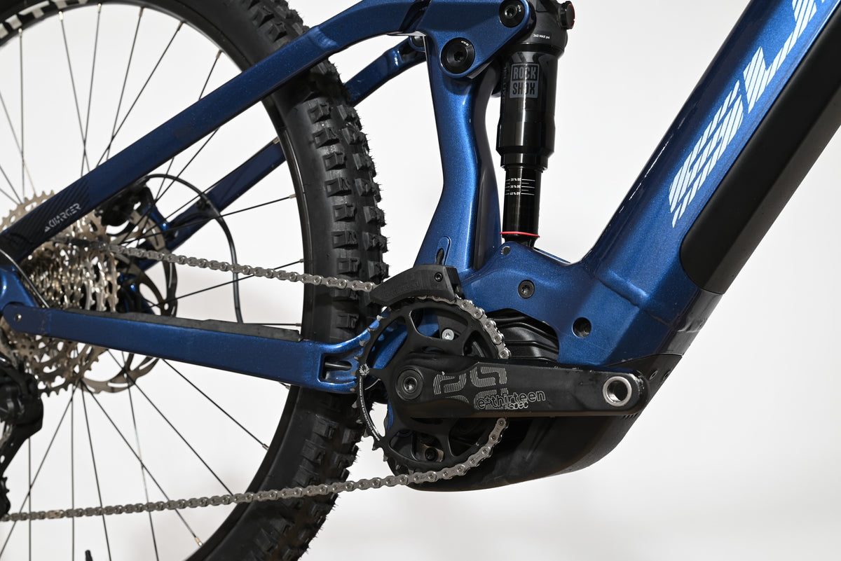 Cadre de VTT électrique bleu Loop Sports Sunn Charger S1 avec amortisseur arrière RockShox et pédalier e13