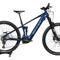 VTT électrique tout-suspendu Sunn Charger S1 bleu marine de Loop Sports sur socle en bois