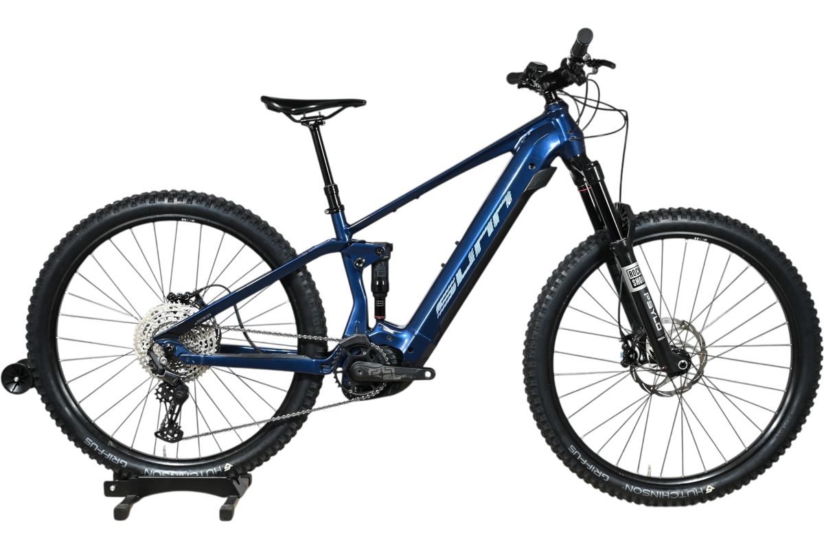 VTT électrique tout-suspendu Sunn Charger S1 bleu marine de Loop Sports sur socle en bois