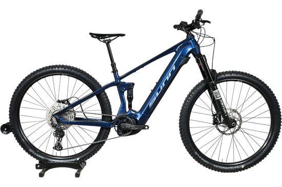 VTT électrique tout-suspendu Sunn Charger S1 bleu marine de Loop Sports sur socle en bois